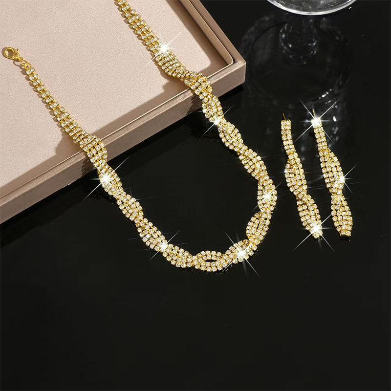 π 2026 Sale β Over 21,500 Sold β¨ Sparkling Rhinestone Claw Chain Necklace & Earrings Set π